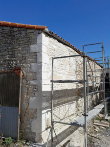 Photo de galerie - Restauration en cours d' une longère en pierre 