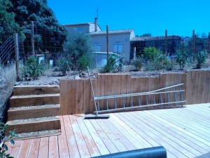 Photo de galerie - Terrasse bois plus mur de soutènement bois