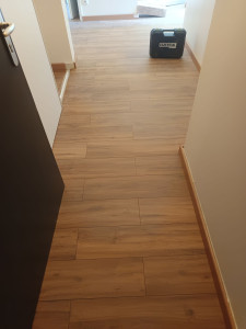 Photo de galerie - Voici l'entrée de l'appartement, coupes droites. 