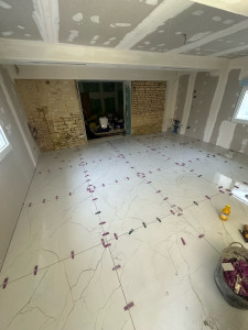 Photo de galerie - Pose d’un carrelage 1m2/1m2 effet marbre 