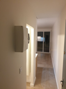 Photo de galerie - Chantier effectué sur la commune de Canet-en-Roussillon :

- Lissage complet à l'enduit avec ponçage 
- Application de 1 couche d'impression
- Mise en peinture en 2 couches blanc velours
- Pose de plinthes
