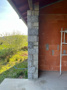 Photo de galerie - Pose de pierres d’angle a Labastide-Clairence.