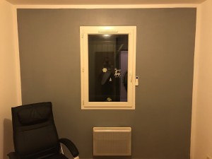 Photo de galerie - Mur peint en gris d’une chambre