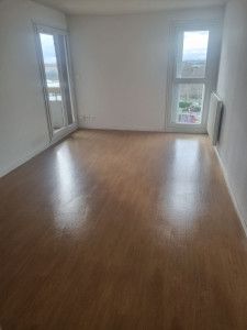 Photo de galerie - Nettoyage complet d’un appartement : sol, vitres et surfaces.
Travail réalisé avec soin pour laisser un espace propre et prêt à être utilisé.