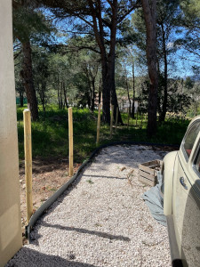 Photo de galerie - Installation de piquets en bois pour clôture Ganivelle 