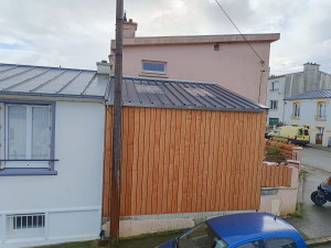 Photo de galerie - Extension garage en bac acier avec finition en aluminium 