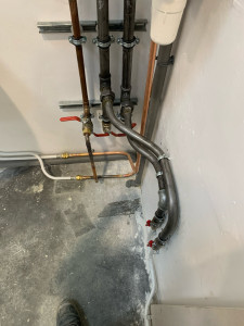 Photo de galerie - Réalisation d’un réseau de plomberie en cuivre et acier durant ma formation. Pose des vannes d’arrêt, raccordements et évacuations. Travail technique effectué avec soin. 