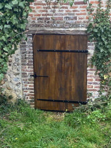 Photo de galerie - Réfection d’une porte de grange sur mesure avec conservation de la serrure et des pentures anciennes
