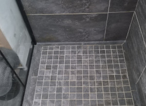 Photo de galerie - Réfection d'un joint de douche à l'italienne /après