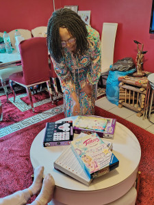 Photo de galerie - Moment de découverte et de partage avec les enfants. J'installe des jeux créatifs et ludiques pour stimuler leur imagination et leur motricité.
Patience et bienveillance sont au cœur de mon approche pour que chaque enfant se sente écouté et accompagné 