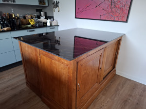 Photo de galerie - Modification et renovation d’un buffet pour une adaptation en ilot dans la cuisine.

portes battantes en coulissantes
fabrication et insertion de tiroirs
pose plan de travail en ceramique

