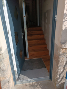 Photo de galerie - Réalisation d'escalier en parquet  coller chene rustique vieilli sur les marche contre marche