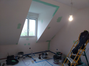 Photo de galerie - Après impression des murs, reprise avec un enduit de rebouchage, après séchage ponçage rechampi peinture murale et plafond 