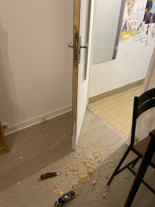Photo de galerie - Rabotage d’une porte qui ne fermait plus.