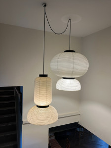 Photo de galerie - Pose de lustre dans une cage d'escalier