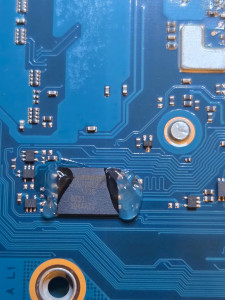 Photo de galerie - Déssoudage de puce BIOS (UEFI) sur Toshiba PT16AE pour supprimer le mot de passe BIOS empêchant le PC / Tablette de démarrer.