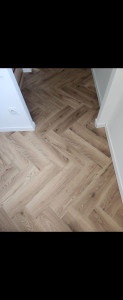 Photo de galerie - Pose de parquet bâton rompu et plinthes à Garidech.
