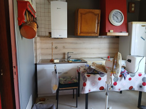 Photo de galerie - Mise en place de la nouvelle faïence. En bois couleur chaîne claire 