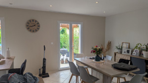 Photo de galerie - Ratissage de deux pents de mur + peinture blanche et beige . 