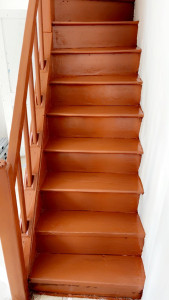 Photo de galerie - Transformation d’un escalier ancien : décapage des marches et application d’une peinture de rénovation résistante. Résultat : un escalier comme neuf.