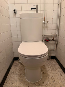 Photo de galerie - Pose du wc avec lave-mains intégré sur réservoir