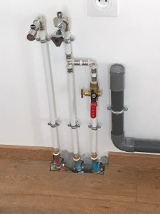 Photo de galerie - Arrivée d'eau de cuisine et robinet de puisage.