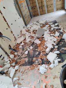 Photo de galerie - Démolition brique plâtre