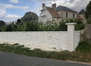 Photo de galerie - Clôture en mur ancien pierres, et pierres taillé, 