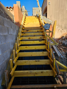 Photo de galerie - Réalisation du coffrage d'un escalier droit. 