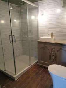 Photo de galerie - Implantation d'une cabine de douche 120X90 ouverture de porte en Angle de 63 cm avec plaque décoratives en fonds de murs....