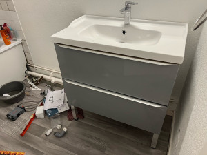 Photo de galerie - Montage de meuble de salle de bain avec une vasque, changement de robinetrie, modification de l'évacuation