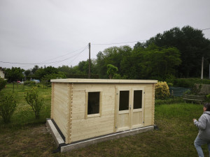 Photo de galerie - Cabanon monté sans les finitions, toiture posée aussi