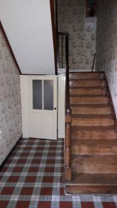 Photo de galerie - Toilette sous escalier avant travaux