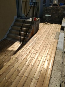 Photo de galerie - Terrasse bois pin classe 4 pigmentation marron.