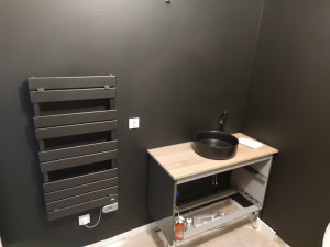 Photo de galerie - Installation d'un meuble, d'une vasque et d'un sèche-serviette.