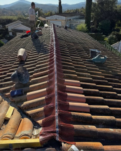 Photo de galerie - Pose d’un faîtage avec closoir ventilé 