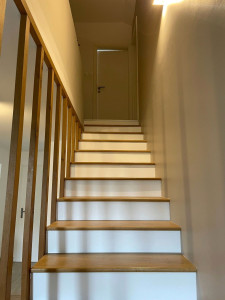 Photo de galerie - Escalier après travaux : murs et sous-faces rénovés, avec des finitions propres et uniformes.