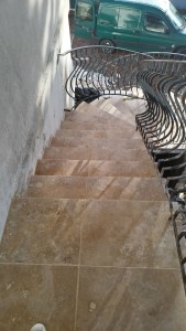 Photo de galerie - Carrelage en pierre escalier 