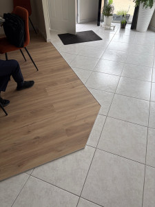 Photo de galerie - Parquet sur carrelage avec baguette arrêt 