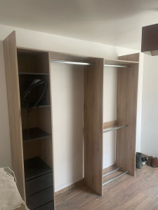 Photo de galerie - Montage d’un dressing avec fixation au mur 