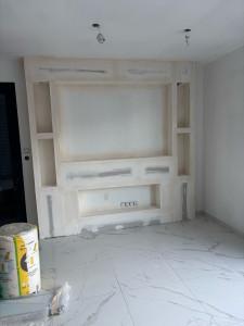 Photo de galerie - Création de niches en Placo pour télé et cheminée électrique 