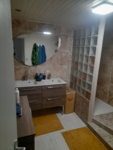 Photo de galerie - Parquet dans la salle de bain 