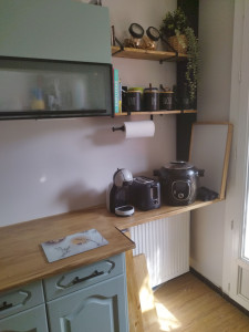 Photo de galerie - Rénovation cuisine, peinture des meubles et pose des étagères 