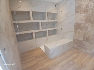 Photo de galerie - Pose de carrelage et de travertin dans une salle de bain, avec coupes à 45°.