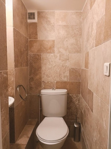 Photo de galerie - Pose de carrelage dans une salle de bain.
Préparation des surfaces, découpe et installation précise du carrelage mural.
Finitions soignées pour un rendu esthétique et durable.
