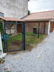 Photo de galerie - Réalisation d'un enclos pour chien en clôture rigide hauteur 1,53m 