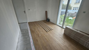 Photo de galerie - Pose de parquet flottant spécial pièces humides