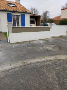 Photo de galerie - Réhaussage mûr clôture en parpaing + enduits taloché éponge 