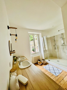 Photo de galerie - Réalisation d’une salle d’eau avec double colonne de douche.
