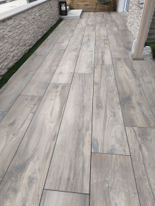 Photo de galerie - Pose de dallage sur plot effet bois 